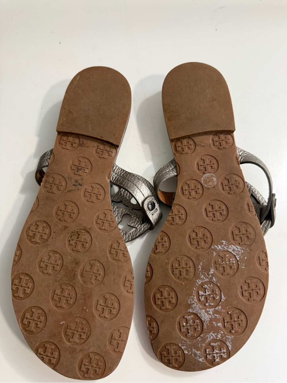 Tory Burch miller Metallic size 8 Pewter Logo Thong Sandals - Picture 7 of 7